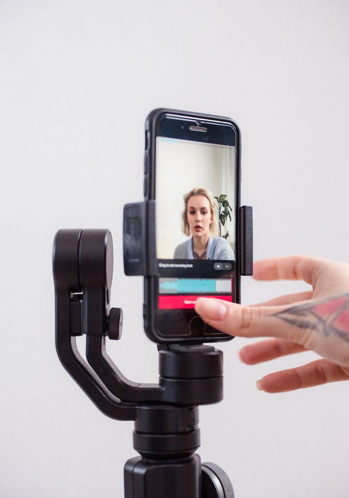 Telefon na stojalu med snemanjem videa